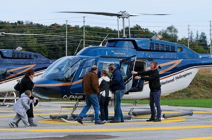 Passagers embarquant dans un hélicoptère au Niagara District Airport
