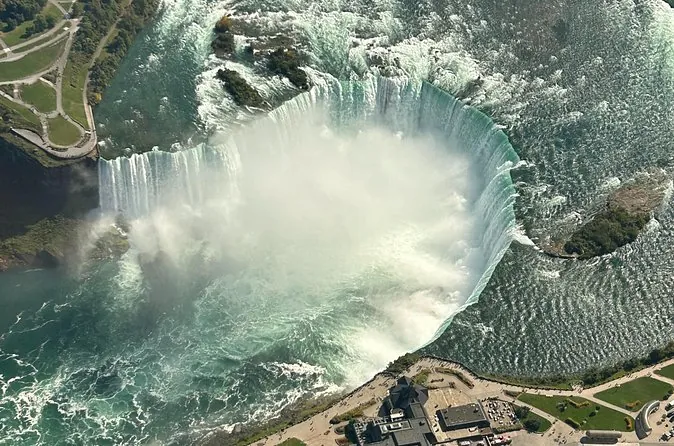 Les chutes Horseshoe avec la rivière en amont et les îles au-dessus du rebord