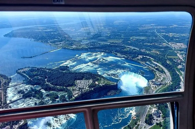 Vue à travers le cockpit vers les chutes par une journée ensoleillée