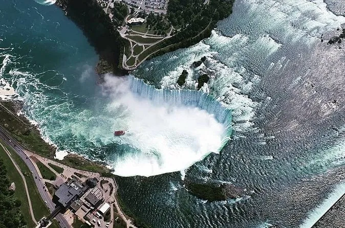 Vue à la verticale sur les chutes Horseshoe depuis un hélicoptère