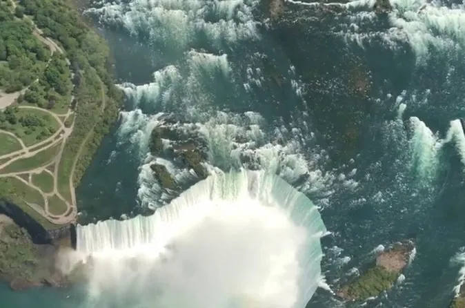 Les chutes Horseshoe et les espaces verts de la rive canadienne vus du ciel