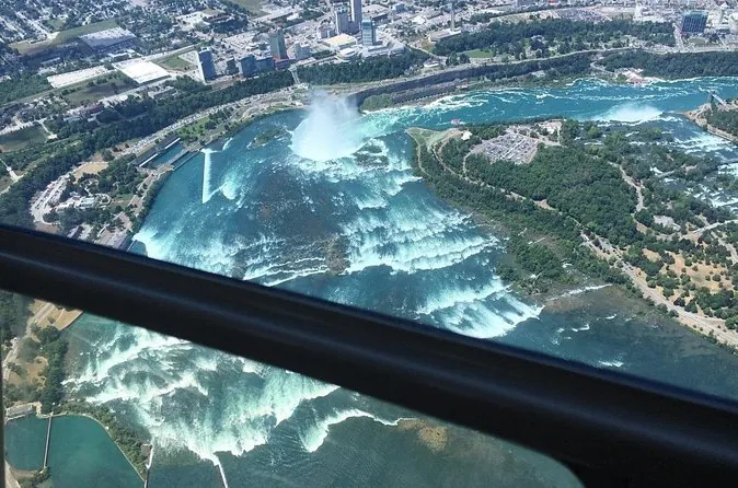 Les chutes Horseshoe et la rivière Niagara vues à travers la fenêtre d'un hélicoptère