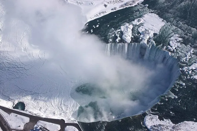 Les chutes Horseshoe bordées de glace et de neige, vues lors d'un vol d'hiver