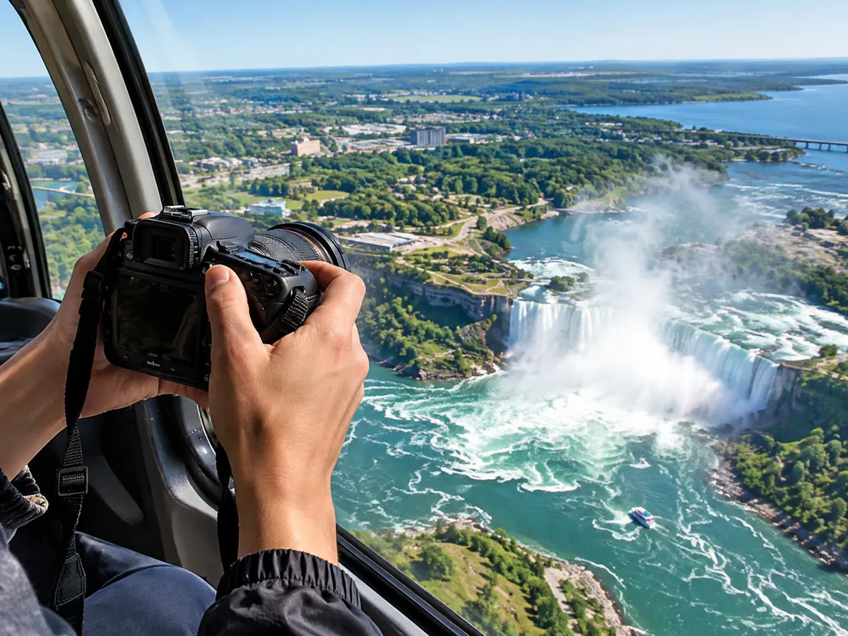 Un passager photographiant les chutes du Niagara à travers la fenêtre d'un hélicoptère